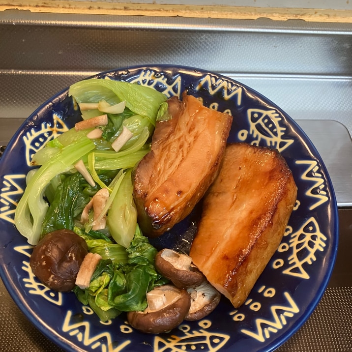 香ばしい♪焼き豚♪チンゲン菜と椎茸添え^_^